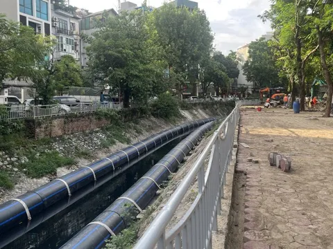 Cận cảnh 2 đường ống "siêu to" dẫn nước vào sông Tô Lịch