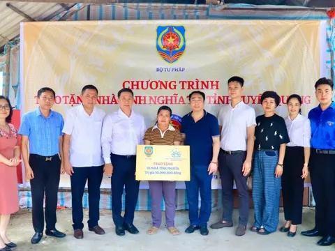 Về nguồn, trao tặng nhà tình nghĩa tại tỉnh Tuyên Quang