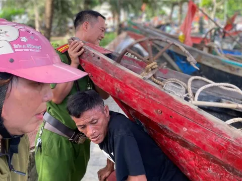 Công an hỗ trợ nhân dân Thanh Hóa chủ động phòng chống, ứng phó với cơn bão số 5