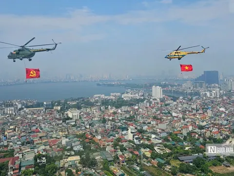 Biên đội trực thăng kéo cờ Đảng, cờ Tổ quốc bay trên bầu trời Hà Nội