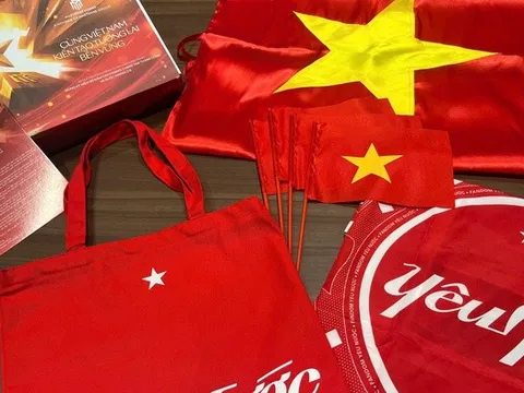 Cư dân Masterise Homes nhận quà “yêu nước”, tự hào chung tay “phủ đỏ” Việt Nam