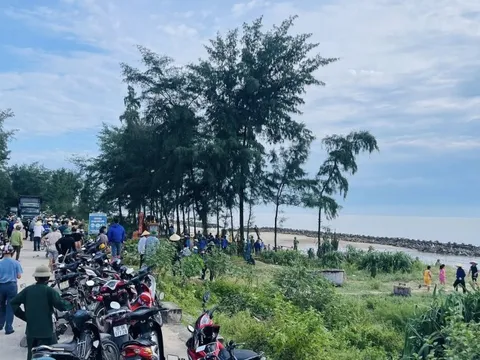 Hà Tĩnh: Hàng trăm người dân ra quân đắp đá làm kè ứng phó với bão số 5