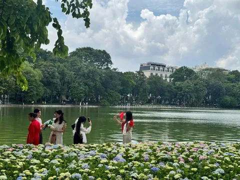 Người dân muôn phương nô nức đổ về Hà Nội chụp ảnh check- in chào mừng 80 năm Quốc khánh