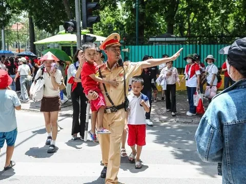 Chiến sĩ Công an Thủ đô để lại dấu ấn đẹp trong lòng nhân dân và du khách quốc tế