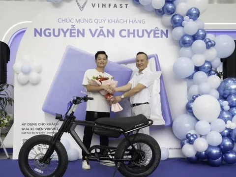 Khách hàng VinFast bất ngờ vì trải nghiệm “mua 1 được 2”