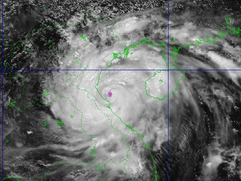 Bão số 5 tăng cường độ khi đổ bộ vào đất liền, mưa lớn trên diện rộng