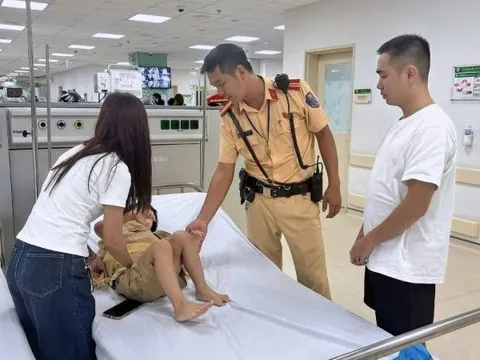 Cảnh sát giao thông Hà Nội kịp thời mở đường đưa cháu bé đi cấp cứu