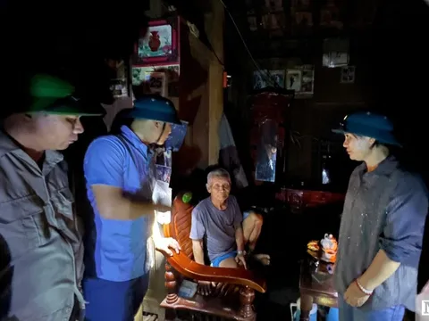 Nghệ An di dời khẩn cấp người dân xã biên giới trong đêm