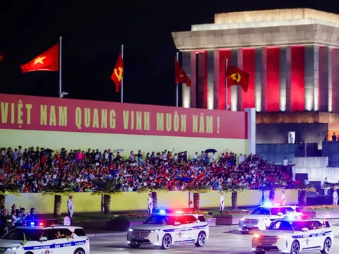 Ngắm khối phương tiện đặc chủng của lực lượng Công an đi qua Quảng trường Ba Đình