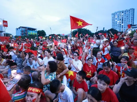 Người dân hát vang những bài ca cách mạng hùng tráng trước giờ tổng hợp luyện lần 2