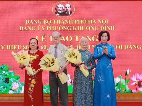 Phó Chủ tịch Thường trực Uỷ ban MTTQ Việt Nam TP Hà Nội Bùi Huyền Mai trao Huy hiệu Đảng tại phường Khương Đình