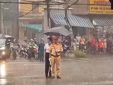 Che ô cho CSGT, người phụ nữ nhận được “cơn mưa” lời khen