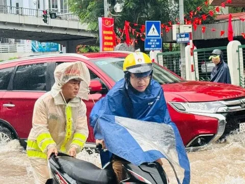 Cảnh sát giao thông Hà Nội căng mình phân luồng giao thông trong mưa ngập