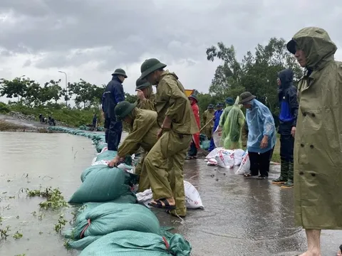 Xã Hạ Bằng huy động lực lượng gia cố khu vực Trạm bơm Đầm Cầu Sa có nguy cơ bị tràn