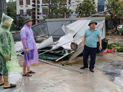 Cận cảnh hàng loạt ngôi nhà ở Hà Tĩnh bị "vò nát" sau bão Kajiki
