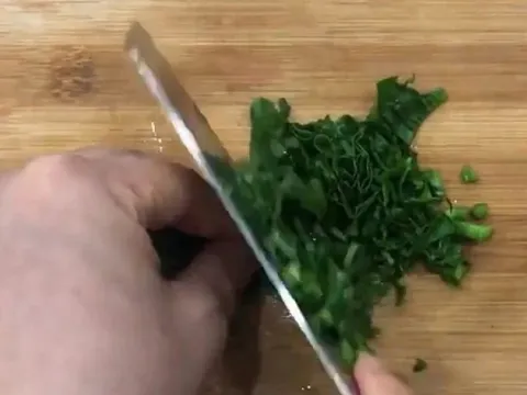 Ăn 1 nắm rau này quý như "nhân sâm người nghèo", ở quê mọc đầy bờ rào
