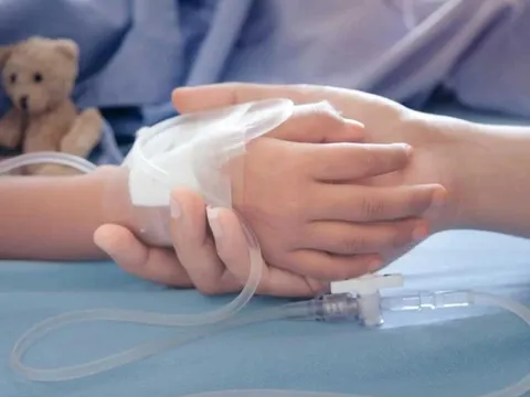 Bé trai 6 tuổi bất ngờ phát sốt, nguy cơ cắt bỏ chân sau khi giẫm phải cá chết