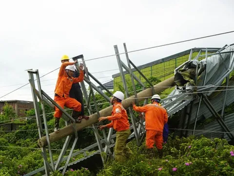 Bộ Công Thương yêu cầu khẩn trương cấp điện trở lại vùng ảnh hưởng do bão Kajiki