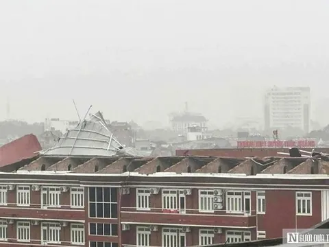 Bão dữ càn quét, nhiều trường học ở Nghệ An tốc mái, hư hỏng nặng