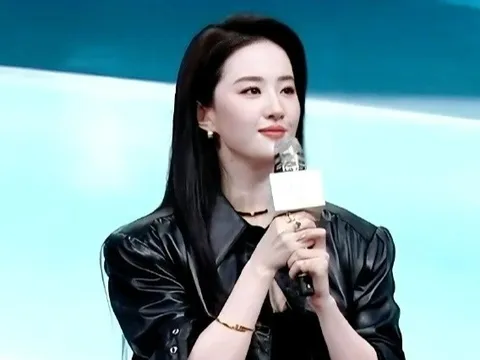 Lưu Diệc Phi rạng rỡ trong sự kiện, được khán giả tạo bất ngờ lớn