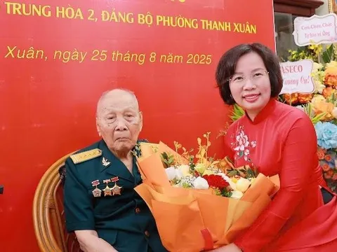 222 đảng viên phường Thanh Xuân được trao Huy hiệu Đảng