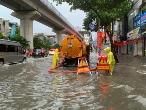 Hà Nội: Mưa lớn, nhiều tuyến phố ngập sâu