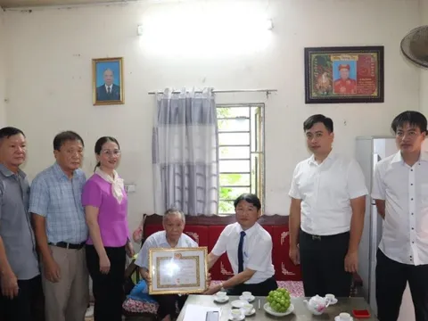 Xã Thuận An: Trao tặng Huy hiệu Đảng cho đảng viên lão thành dịp 2/9