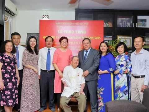 Phó Bí thư Thường trực Thành ủy Hà Nội Nguyễn Văn Phong trao Huy hiệu 75 năm tuổi Đảng tặng nhạc sĩ Phạm Tuyên