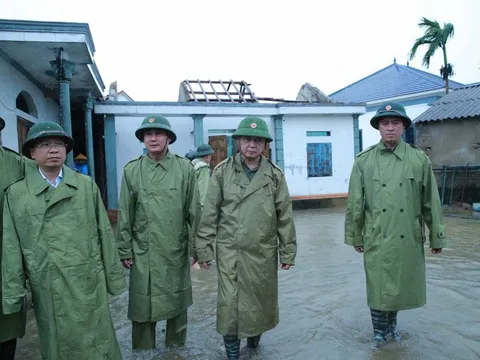 Phó Thủ tướng Trần Hồng Hà kiểm tra công tác giúp nhân dân khắc phục hậu quả bão số 5 tại Hà Tĩnh