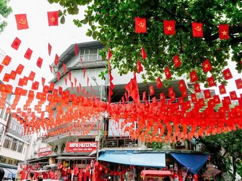 Phố cổ Hà Nội rợp màu cờ đỏ