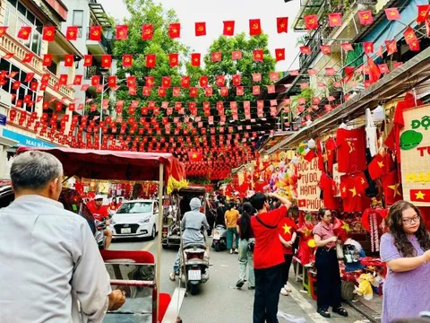 Hà Nội rực rỡ sắc cờ Tổ quốc đón ngày Đại lễ 2/9