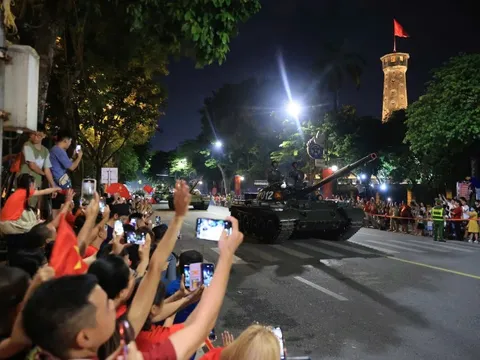 Nhân dân Thủ đô chào đón tổng hợp luyện diễu binh, diễu hành lần hai kỷ niệm Quốc khánh 2/9