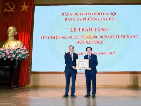 Đảng bộ phường Tây Hồ trao tặng Huy hiệu Đảng cho 184 đảng viên