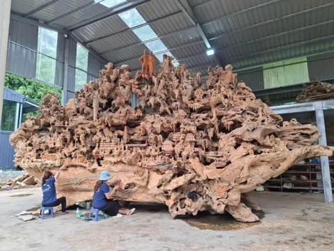 Tác phẩm Non bộ “Cội nguồn” là một “khúc tráng ca” bằng gỗ lũa trai vàng