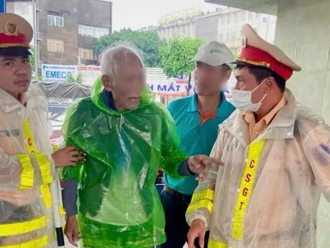 CSGT Hà Nội giúp cụ ông 84 năm tuổi đi lạc trong mưa lớn trở về với gia đình