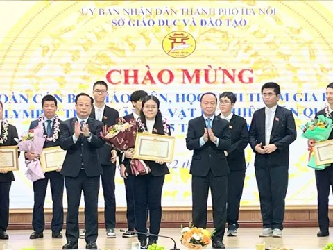 Hà Nội vinh danh 5 học sinh đoạt huy chương tại Kỳ thi Olympic Thiên văn và Vật lý thiên văn quốc tế 2025