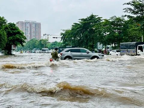 Mưa kéo dài gây ngập úng tại khu vực đường Cổ Linh, Ngọc Lâm