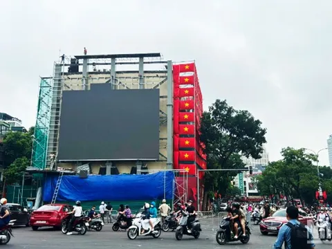 Lắp đặt 20 màn hình LED phục vụ nhân dân theo dõi Lễ diễu binh diễu hành A80