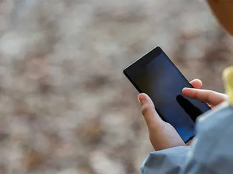 Chơi điện thoại nhiều giờ, nam thanh niên 19 tuổi đột ngột liệt người