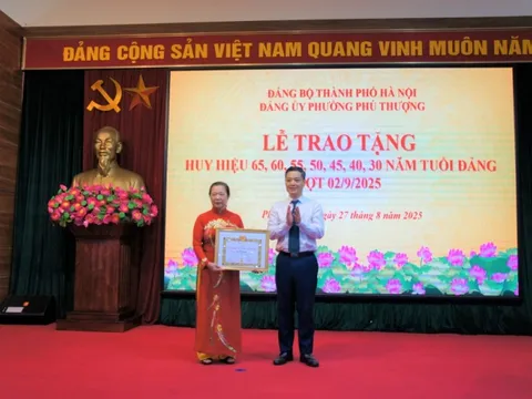 Phường Phú Thượng trao tặng Huy hiệu Đảng cho 54 đảng viên ưu tú
