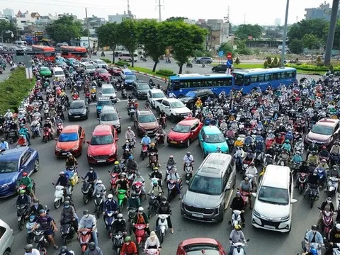 Người dân vất vả qua cầu Bình Triệu 1 trong ngày đầu cấm xe