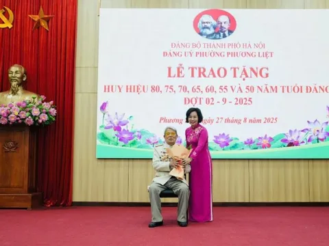 245 đảng viên phường Phương Liệt nhận Huy hiệu Đảng đợt 2/9