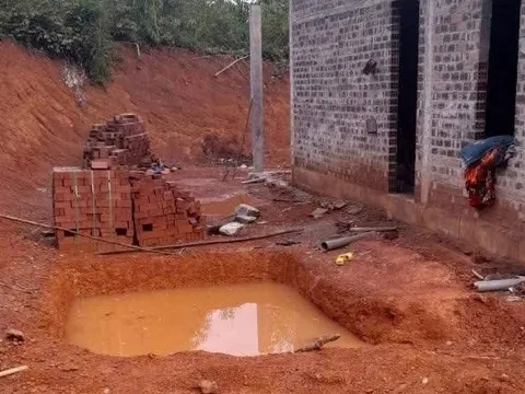 Rơi xuống hố đào để làm hầm phốt, cháu bé 6 tuổi đuối nước tử vong