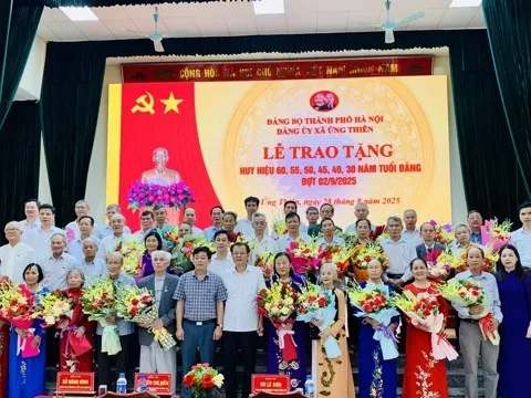 Xã Ứng Thiên trao Huy hiệu Đảng tặng 45 đảng viên