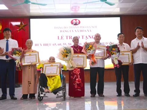 49 đảng viên xã Hoà Xá được trao Huy hiệu Đảng