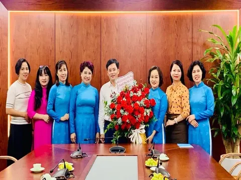 Hội LHPN Hà Nội chúc mừng các sở, ngành nhân kỷ niệm 80 năm ngày truyền thống
