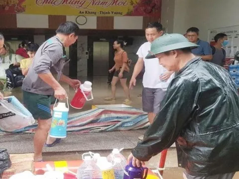 Chính quyền và nhân dân phường Đông Ngạc nỗ lực hỗ trợ người dân Ecohome và Resco sau cơn bão số 5