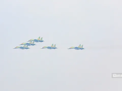 Tiêm kích Su-30MK2 bay lượn trên bầu trời Hà Nội