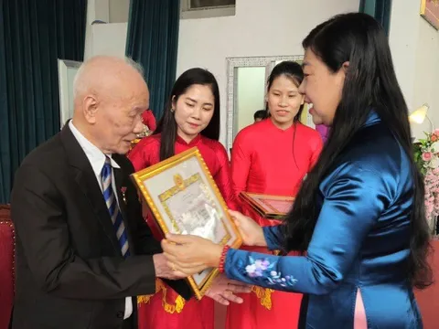 Chủ tịch Ủy ban MTTQ Việt Nam TP Hà Nội Nguyễn Lan Hương trao Huy hiệu Đảng tại phường Tùng Thiện