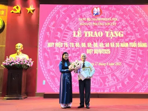 123 đảng viên phường Sơn Tây nhận Huy hiệu Đảng